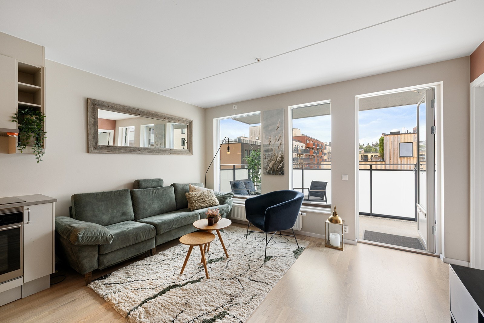 Stuen har en behagelig atmosfære med lyse overflater og store vinduer. Her får du et luftig oppholdsrom. Galleribilde