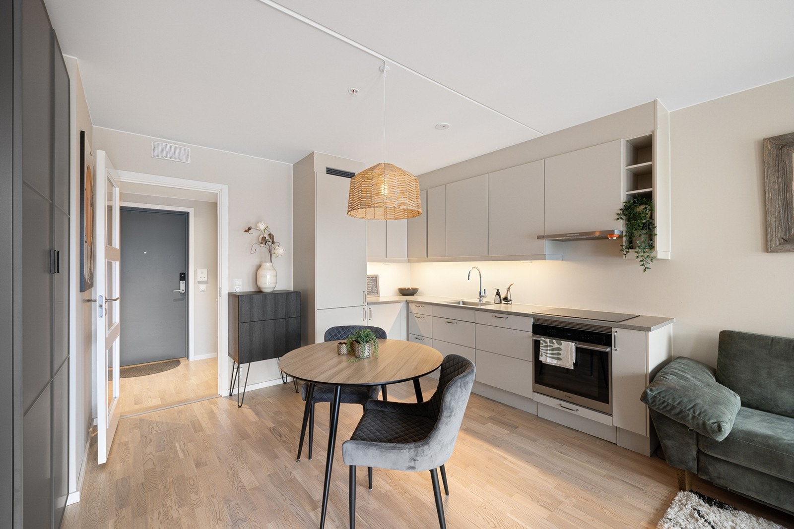 Stilrent og funksjonelt kjøkken med integrerte hvitevarer og godt med skap- og benkeplass. Galleribilde