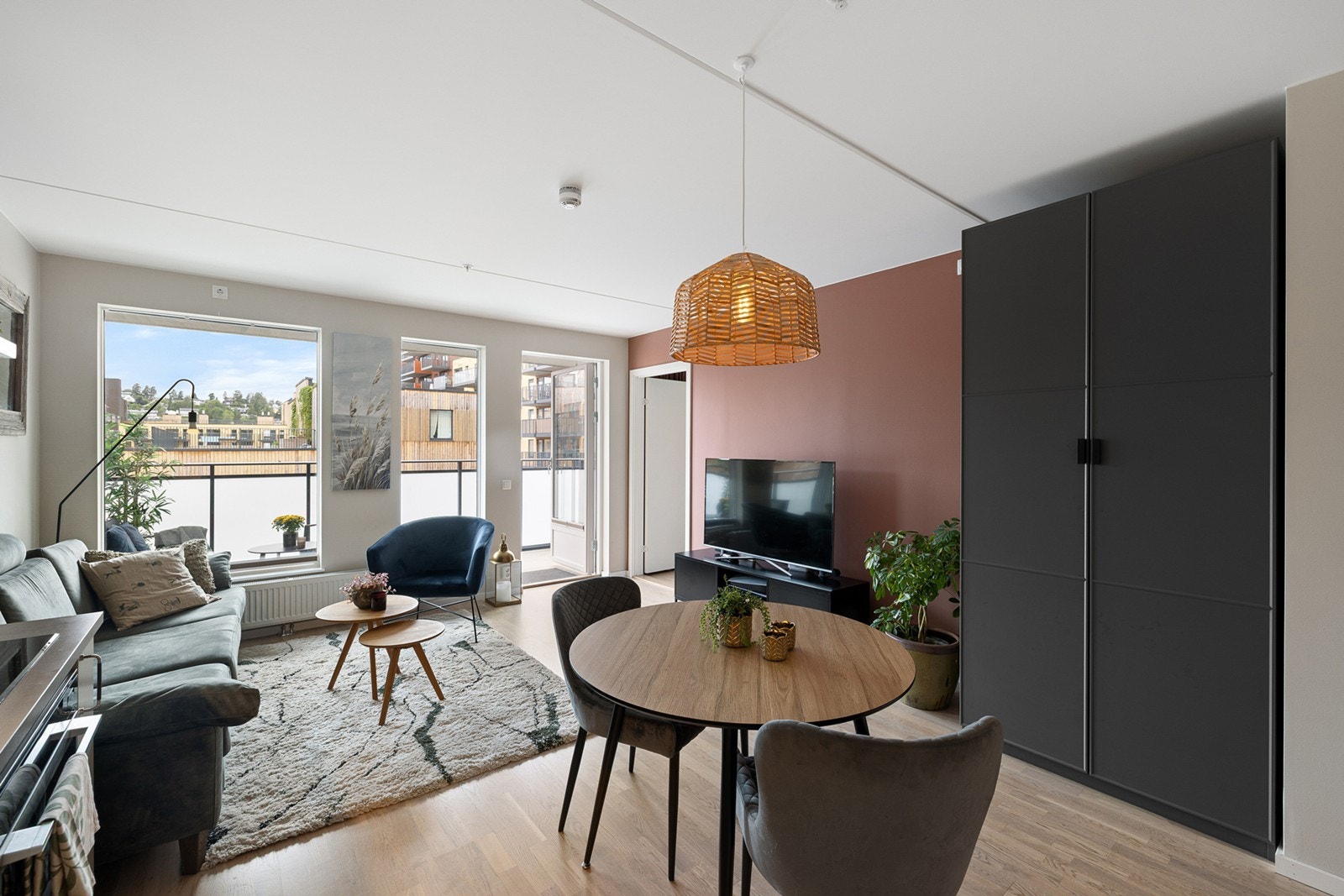 En glassdør fører ut balkongen som gir en naturlig forlengelse av oppholdsrommet. Galleribilde