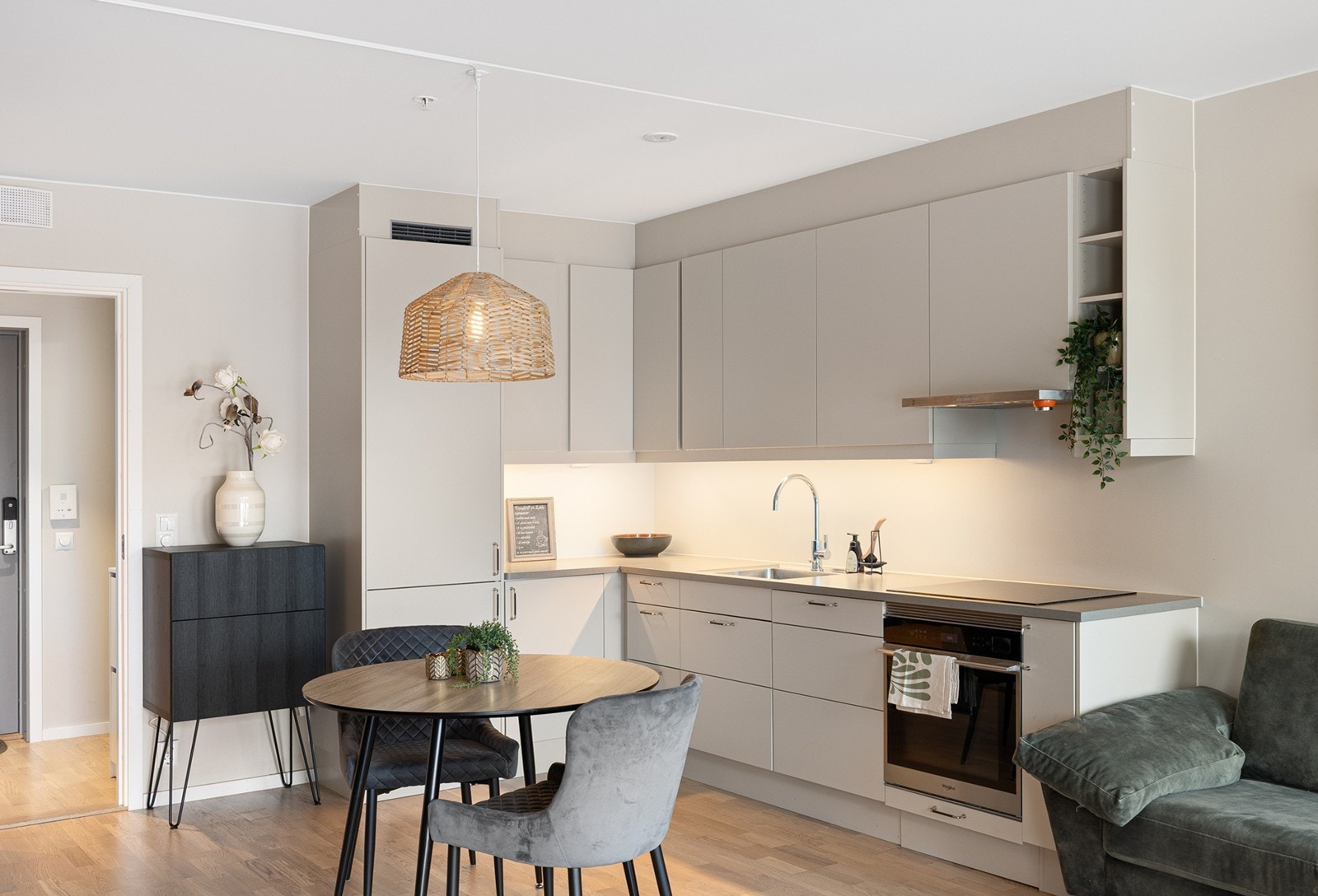 De lyse frontene og den smarte utformingen gir en ryddig og innbydende arbeidssone. Galleribilde