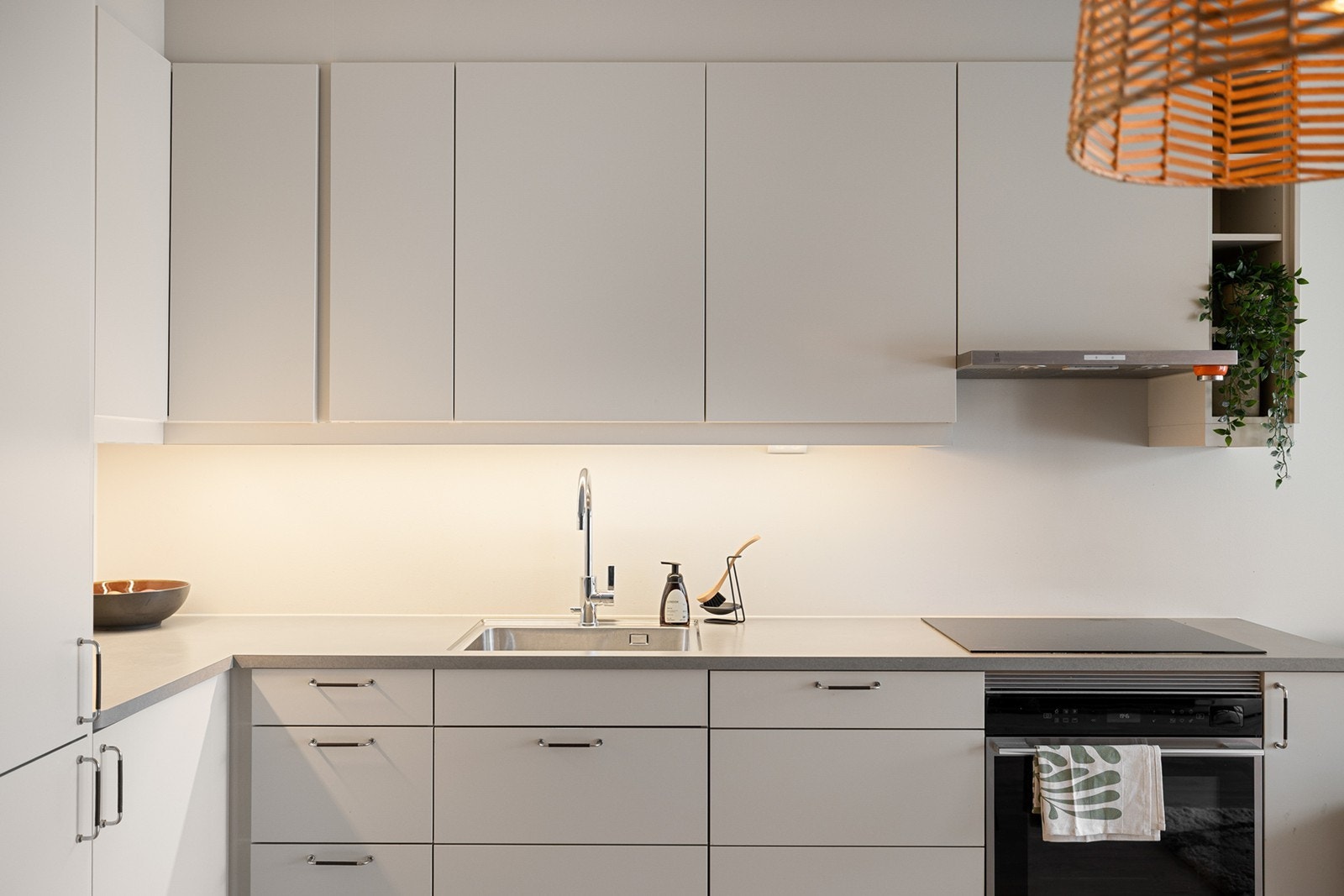 Kjøkkenet er komplett utstyrt med integrerte hvitevarer som oppvaskmaskin, kombiskap, komfyr og nedfelt platetopp og det er tilkoblet en ventilator over kokeplass. Galleribilde