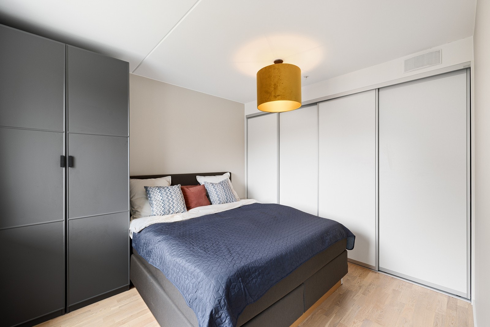 Store vinduer gir godt lysinnslipp og utsyn mot nabolaget. Galleribilde