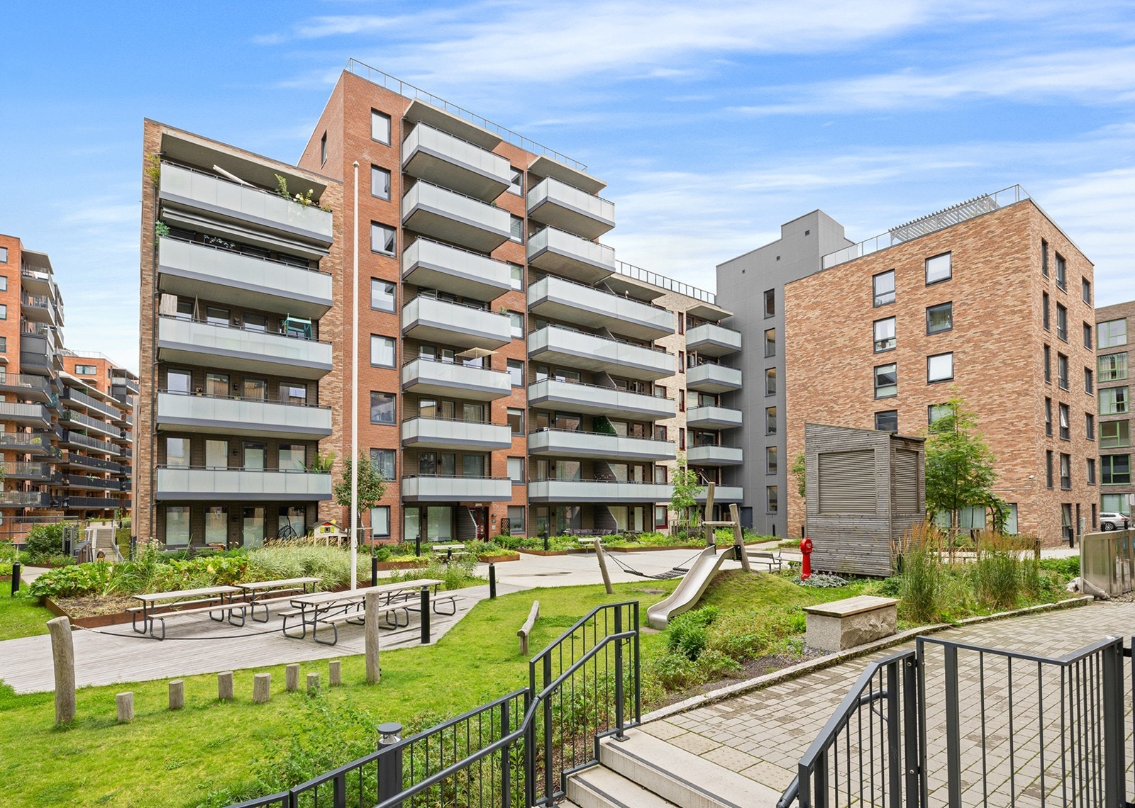 Entreen Urban er et område som er laget for å være levende og inkluderende, med flotte takterrasser, lekeområder, sittegrupper og grønne uteområder rett utenfor døren. Galleribilde