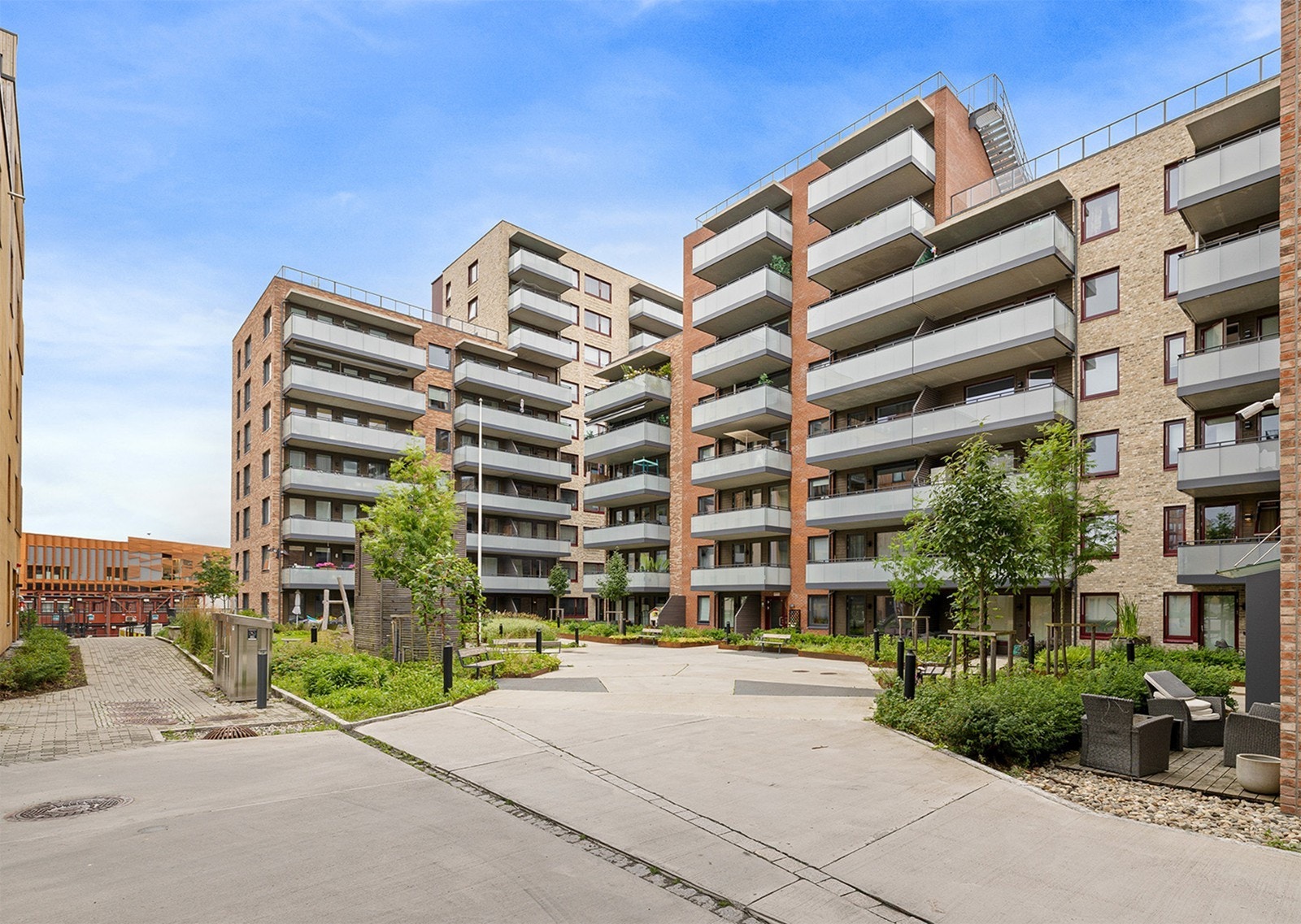 Beliggenheten er meget attraktiv, med både skjermet og sentral beliggenhet med kort vei til buss, skoler, barnehager, Triaden shoppingsenter og flotte turområder i Østmarka. Galleribilde