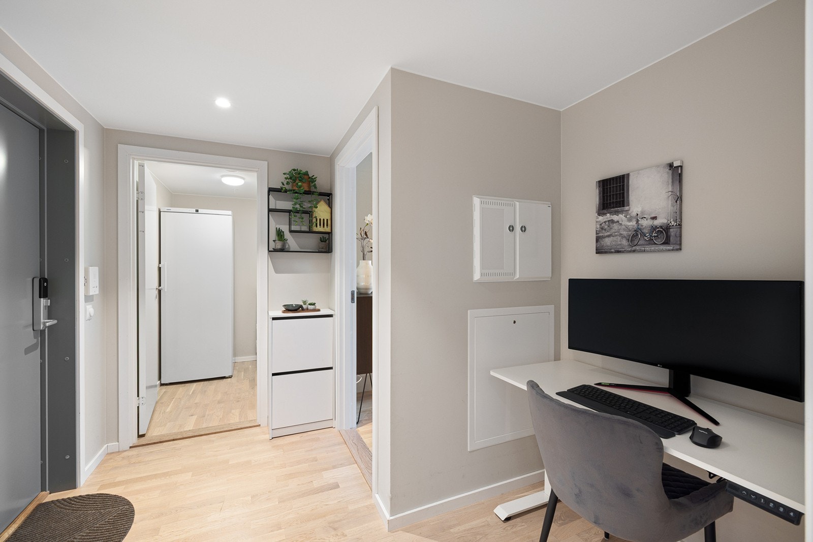 Velkommen inn i en innbydende entré med god plass til sko og yttertøy. Galleribilde