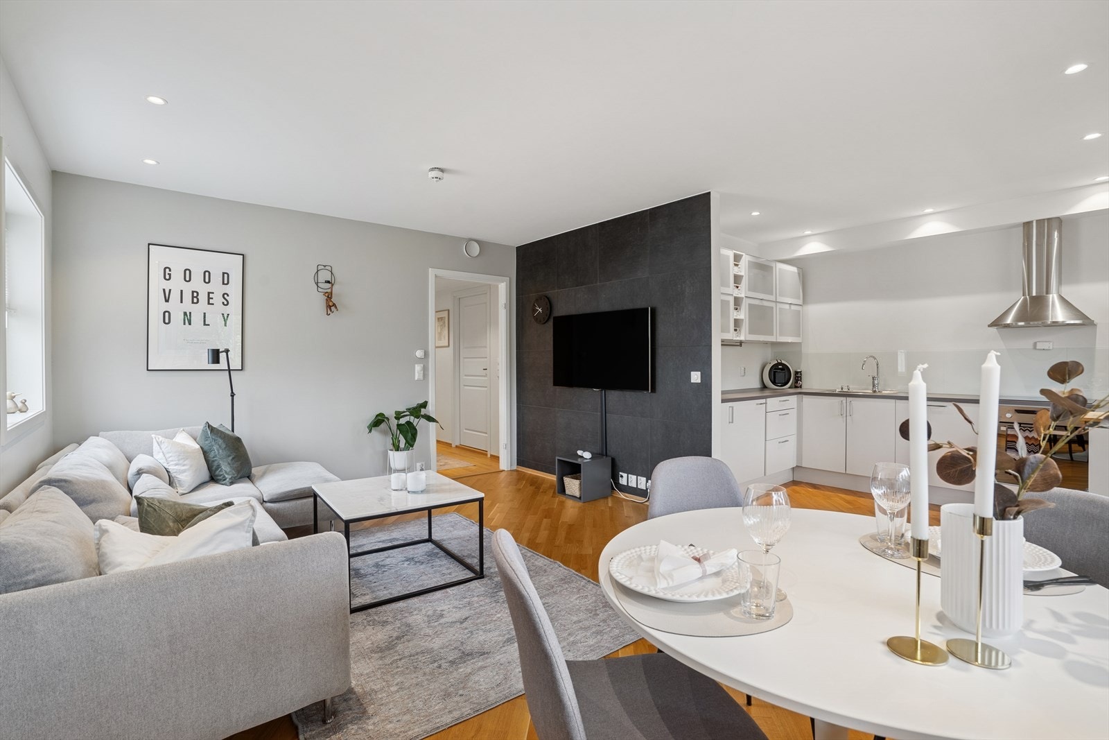 Leiligheten fremstår lys og innbydende Galleribilde