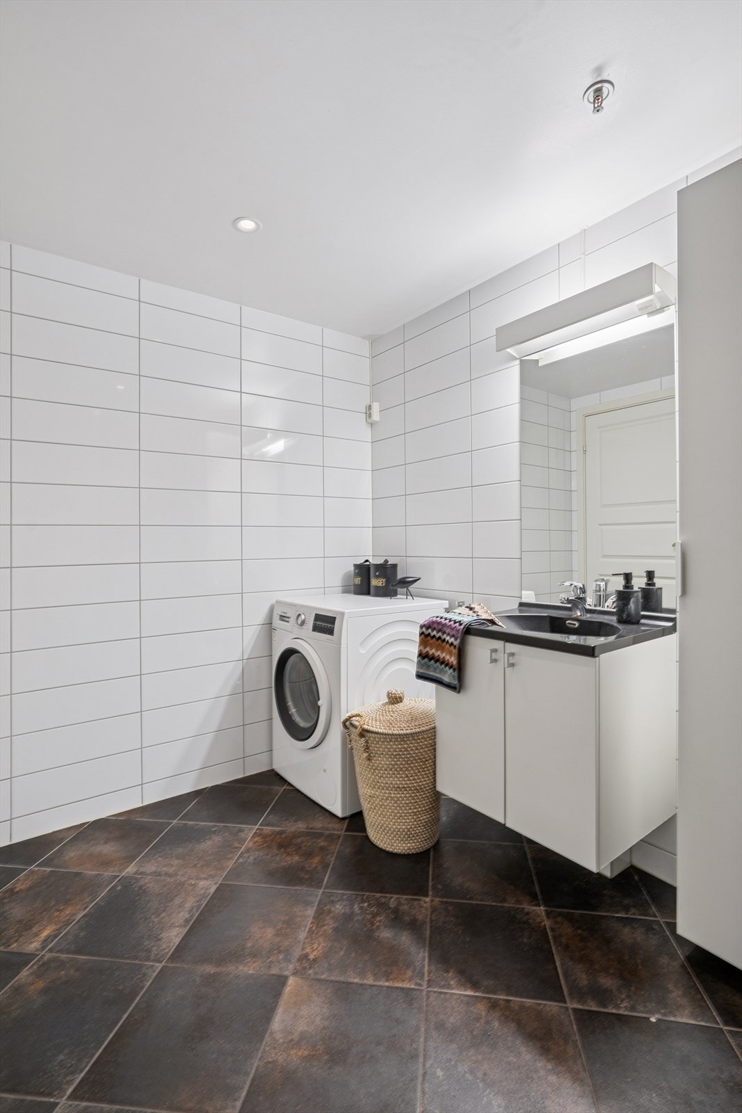 Det er opplegg for vaskemaskin på badet Galleribilde