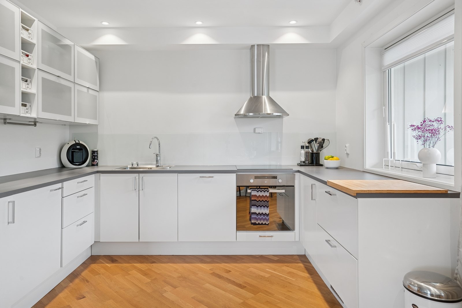 Kjøkkenet er godt utnyttet med benkeplass Galleribilde