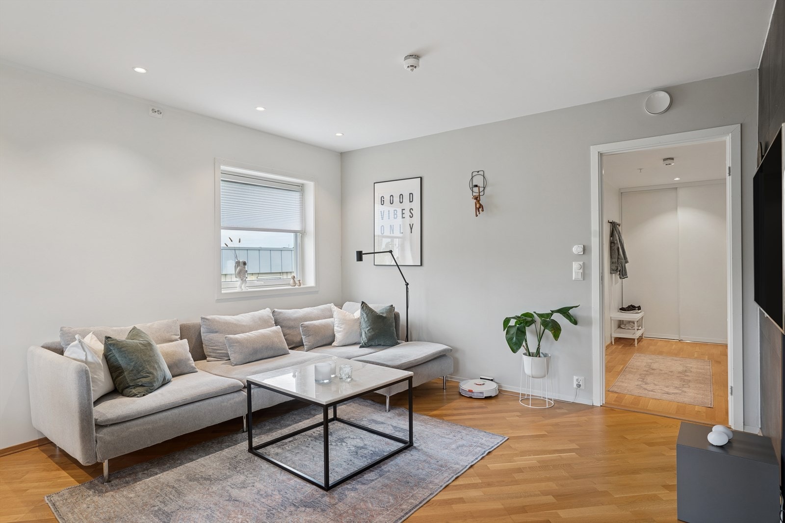 Det er god plass til både sofakroken og spisebordet Galleribilde