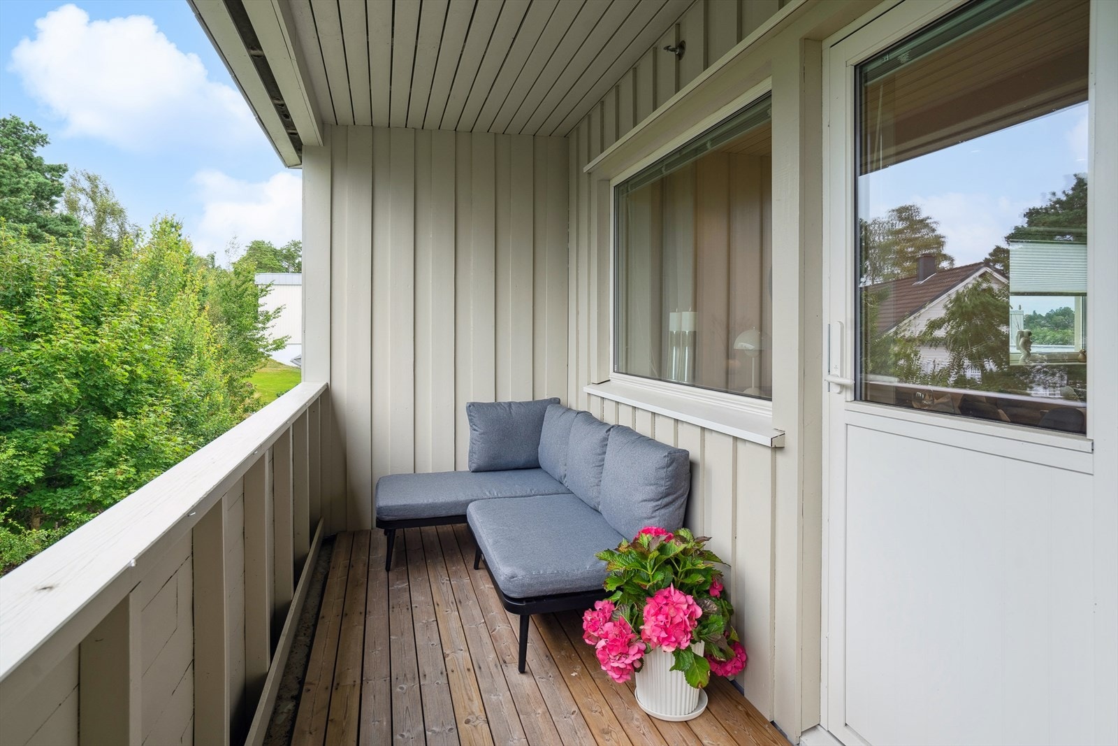 Vestvendt balkong med lite innsyn Galleribilde