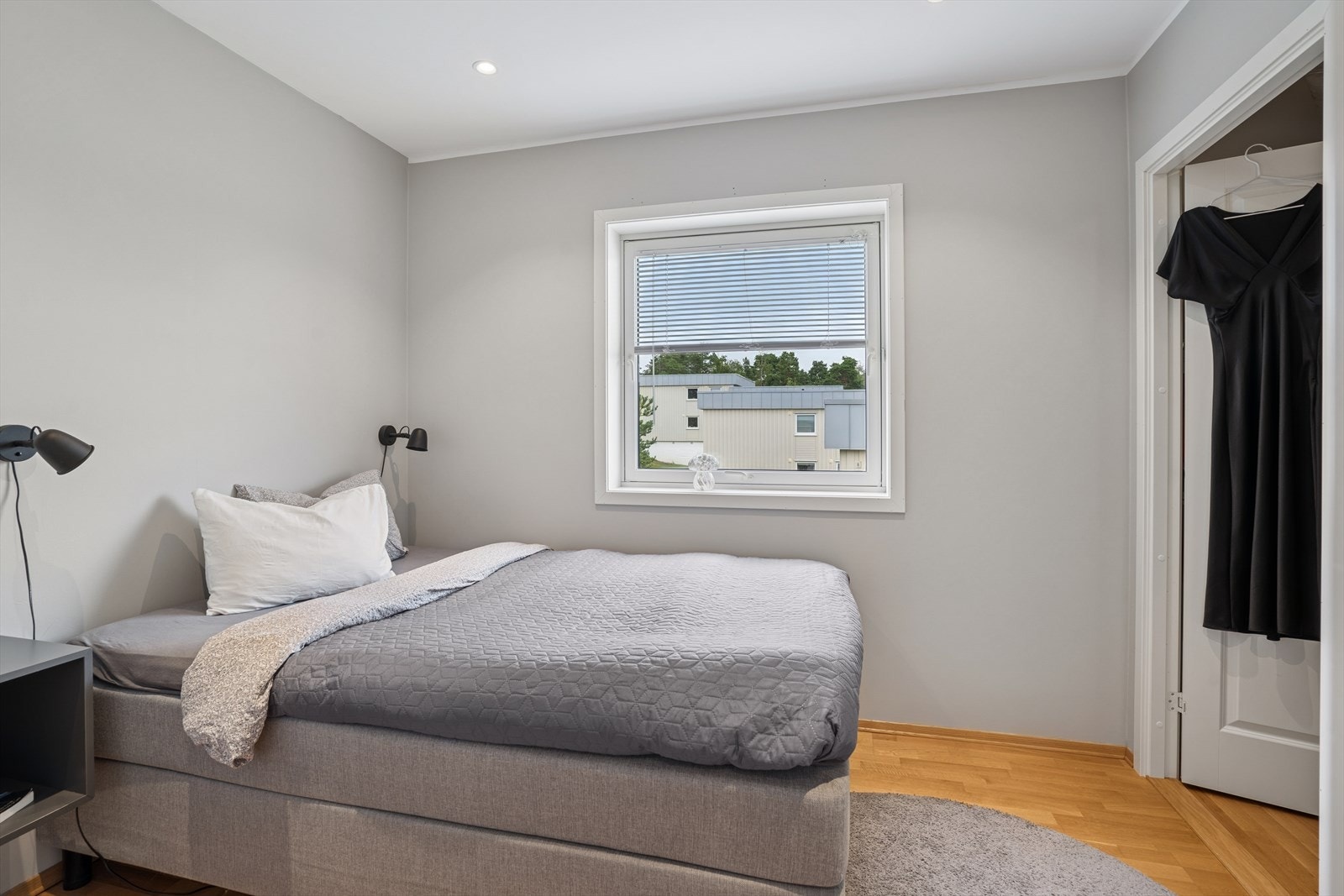 Soverommet har god plass til seng og tilhørende møblement Galleribilde