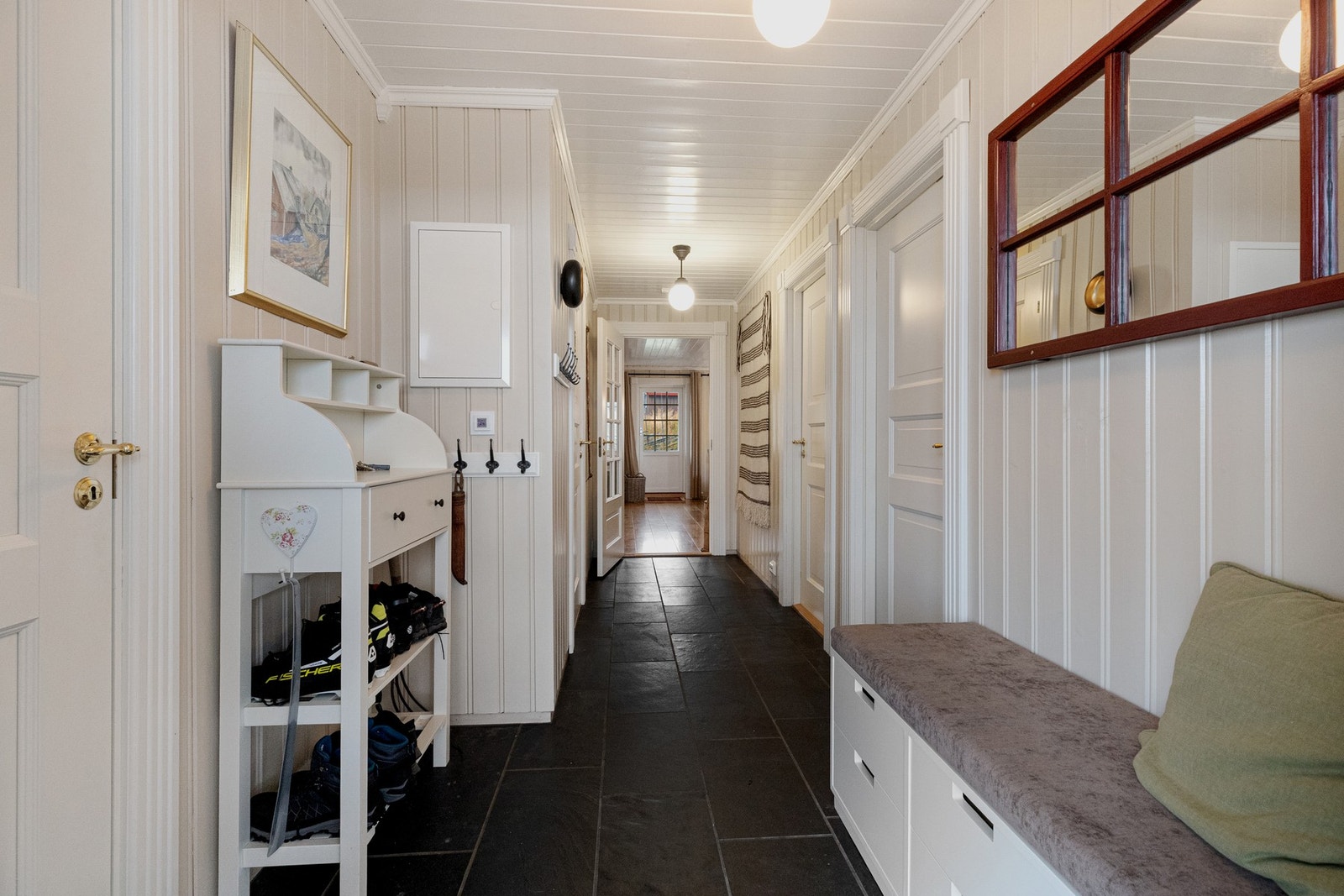 Entré med flislagt gulv og varmekabler gir en lun velkomst Galleribilde