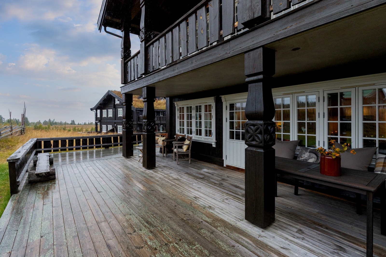 Delvis overbygd areal samt åpent med videre adkomst til bakkeplan Galleribilde