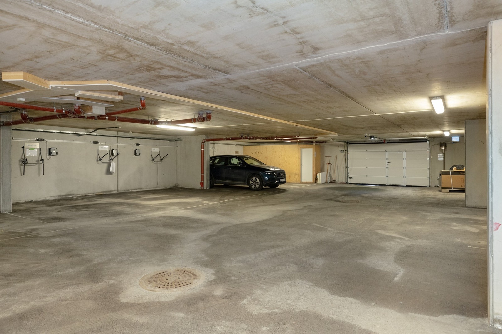 Leiligheten disponerer en oppstillingsplass i felles garasjeanlegg, samt en ski- og redskapsbod med låsbar dør Galleribilde