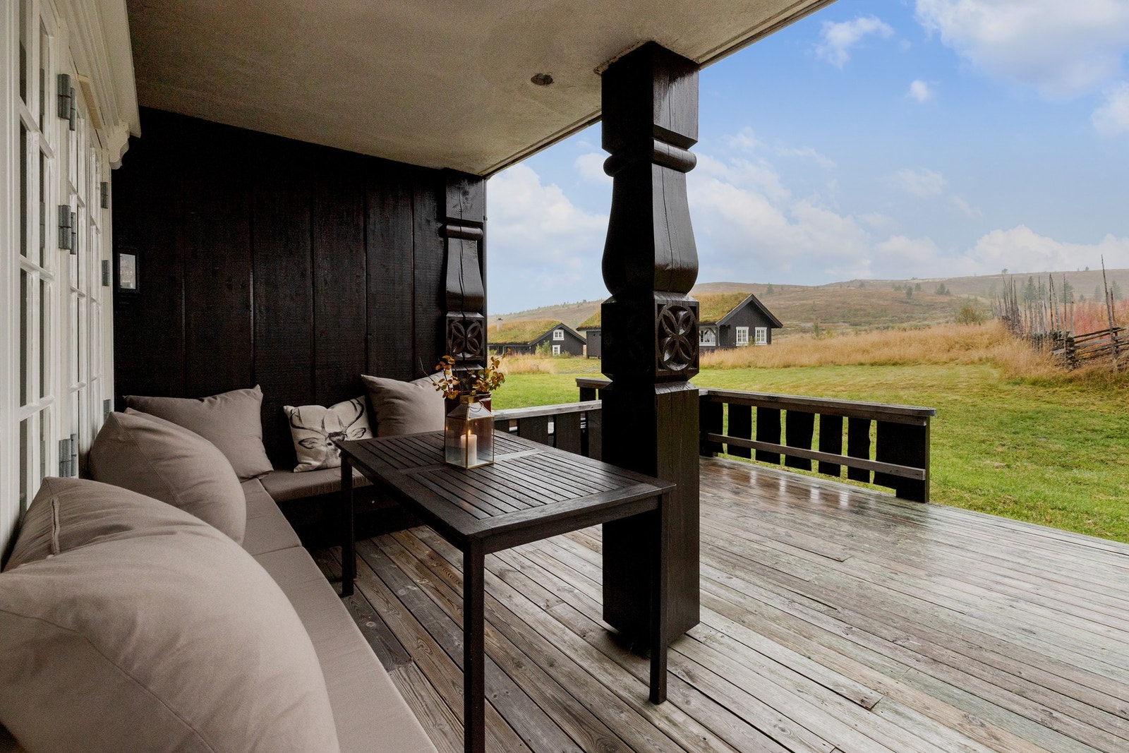 Romslig terrasse med adkomst fra stuen Galleribilde