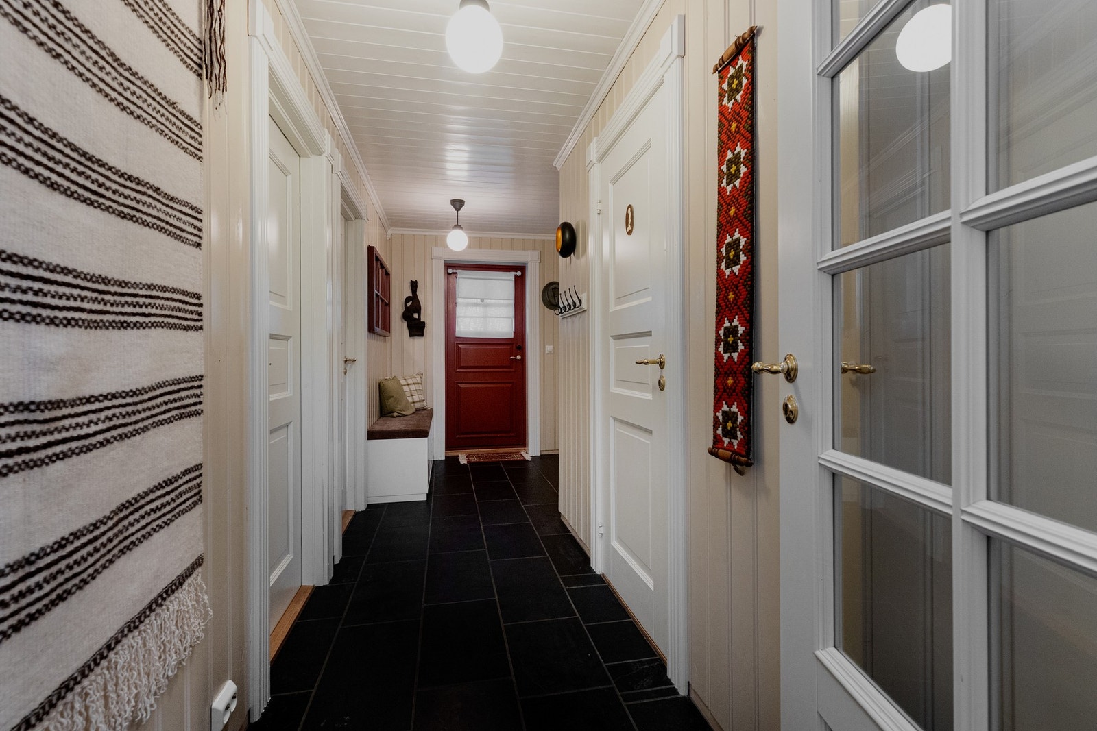 Det er plass til oppheng av klær og skohylle, samt kommode om man ønsker det Galleribilde