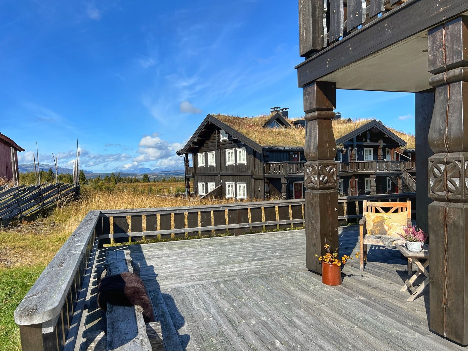 Leiligheten har en romslig terrasse som er delvis overbygget med nydelig utsikt Galleribilde