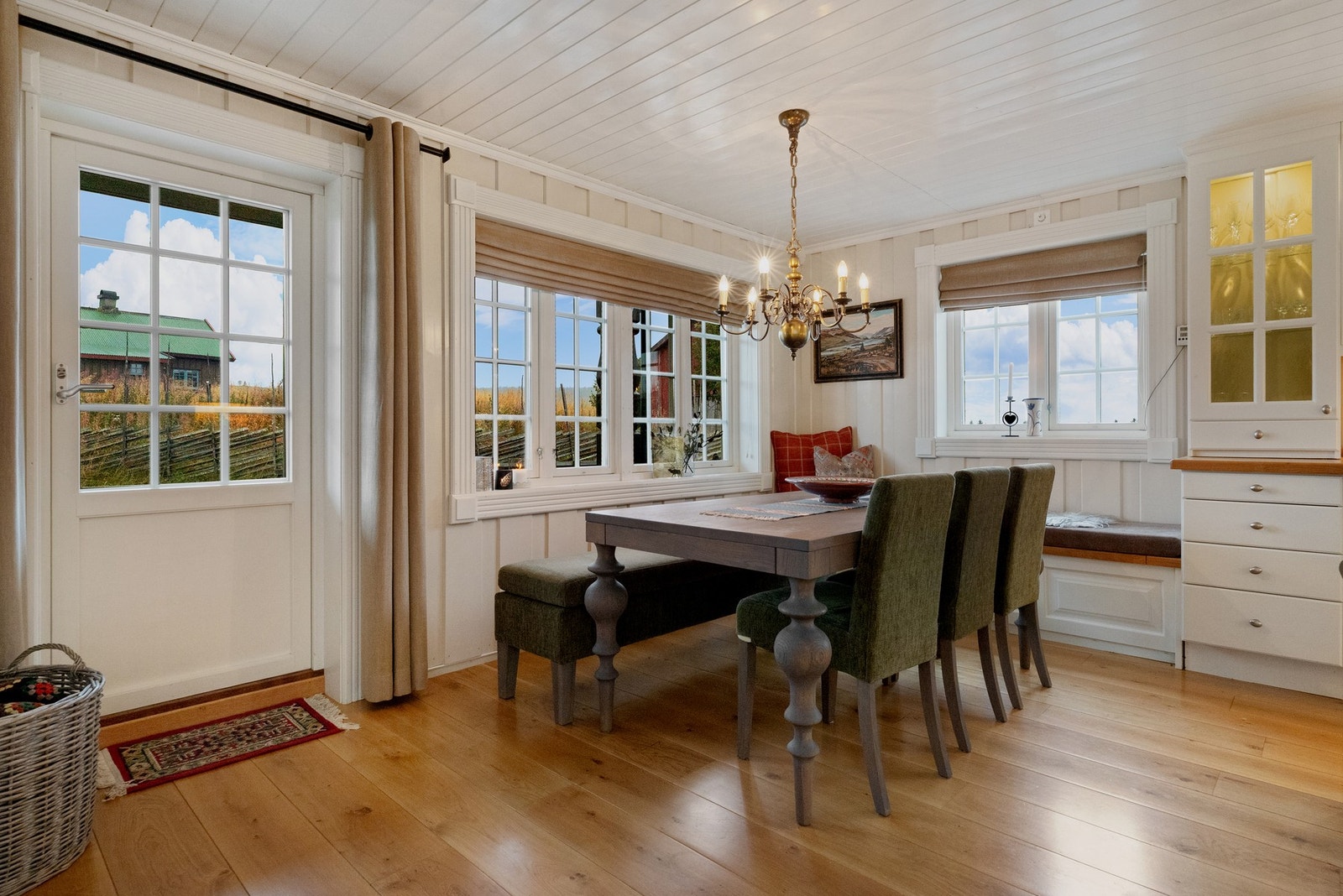 Det er persienner eller rullegardiner på alle vinduer, med unntak av terrassedøren. På terrassedøren er det i stedet foret fortrekksgardin som gir et mykere uttrykk Galleribilde