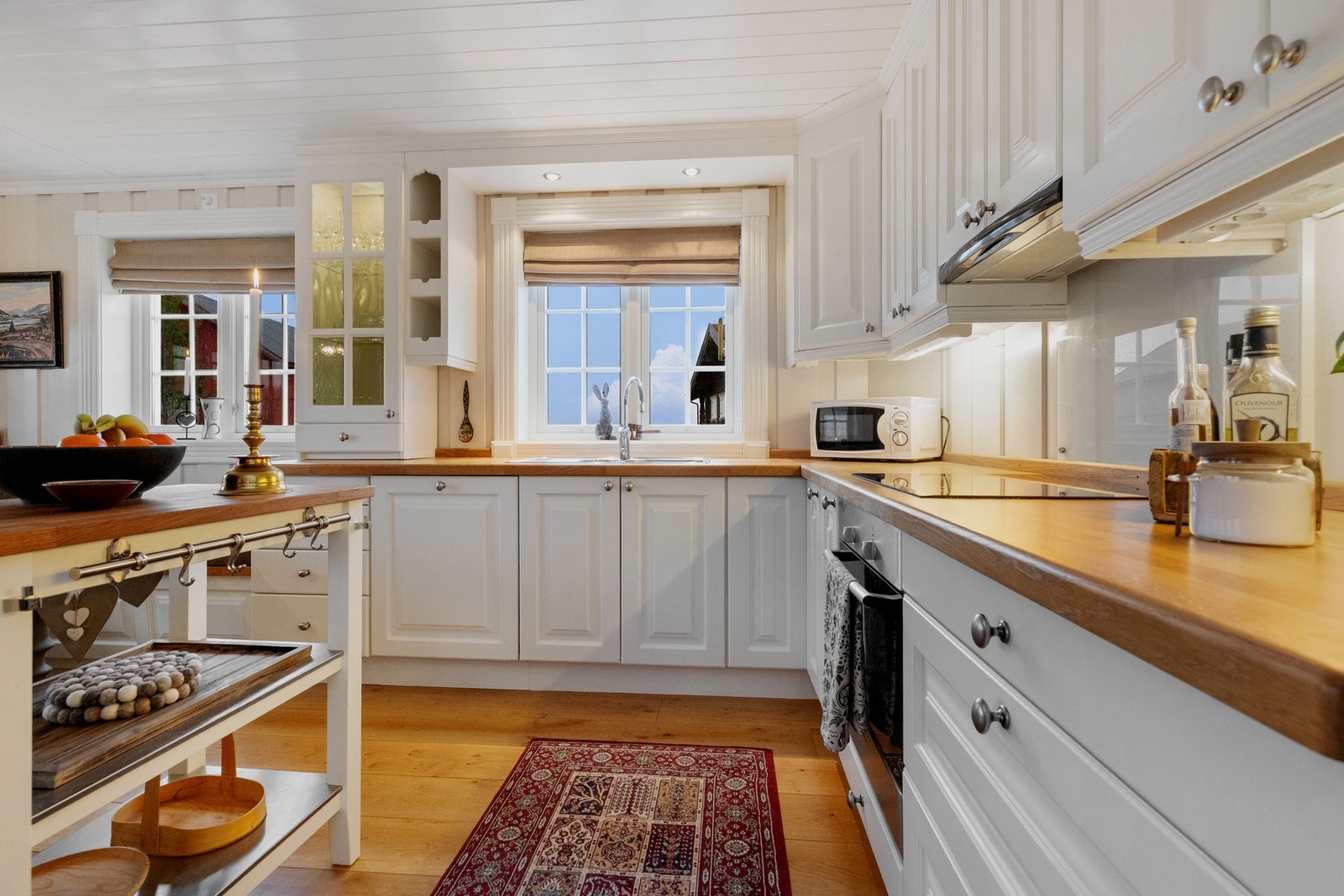 Kjøkkenøya bidrar til avlastningsbenk og mer oppbevaringsplass Galleribilde