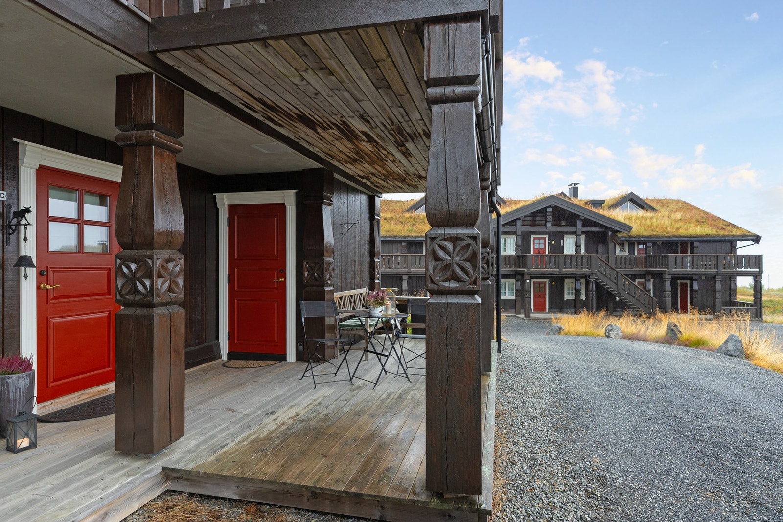 Ved inngangspartiet er det adkomst til utvendig bod hvor det er god plass til oppbevaring av utstyr og ved Galleribilde