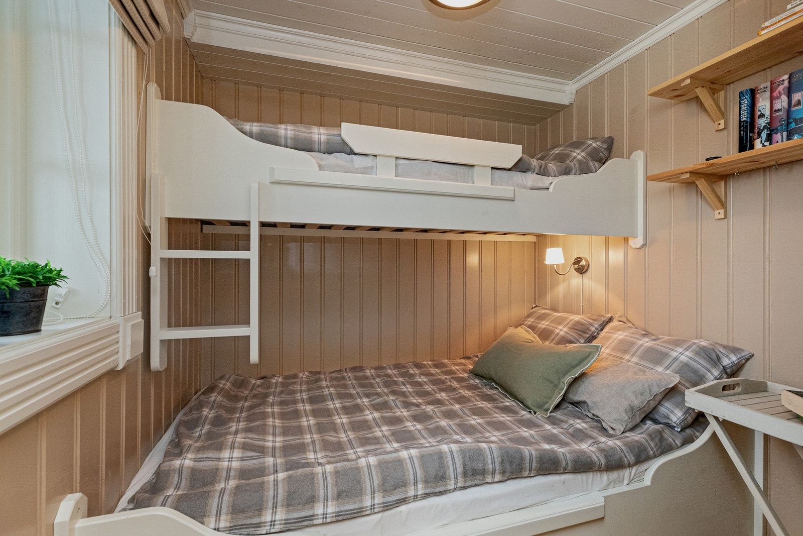 Innvendig bod blir i dag benyttet som soverom og har plassbygget familiekøyeseng. Rommet er ikke godkjent som rom for varig opphold/soverom. Se mer informasjon under "ferdigattest eller midl.brukstillatelse" Galleribilde