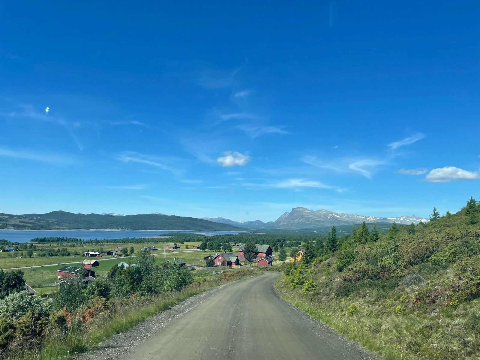 Fine sykkelveier mellom stølslagene sommerstid - her ankommer man Langestølen hvor man kan sykle innom Kolonialen og Stølspuben for forfriskninger og hyggelig betjening Galleribilde