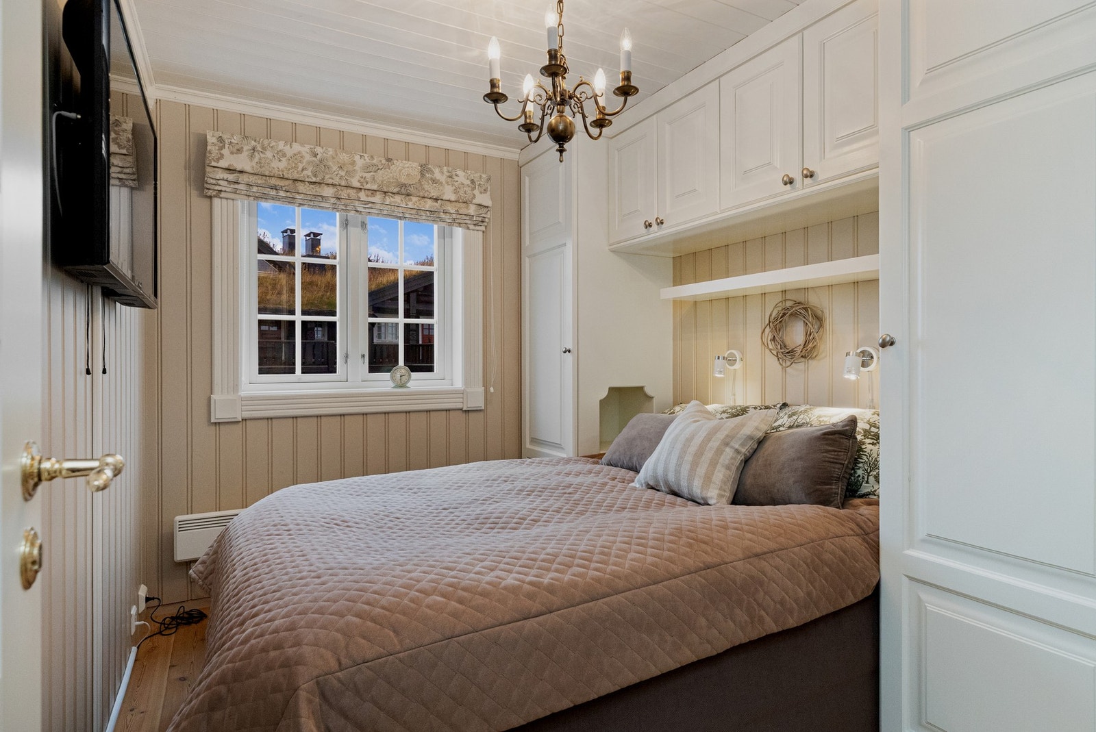 Leiligheten har 2 gode soverom. Hovedsoverom med plassbygd garderobeskap på hver side og over sengen, innebygde nattbordløsninger som er praktisk på hver side Galleribilde