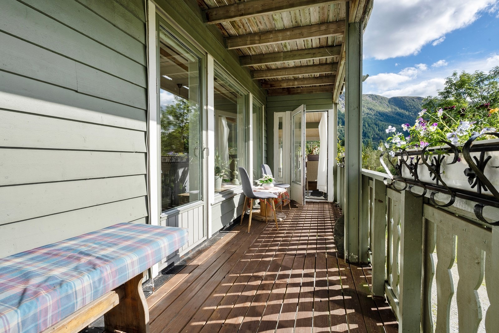 Fra stuen i hovedetasjen er det utgang til veranda. Galleribilde