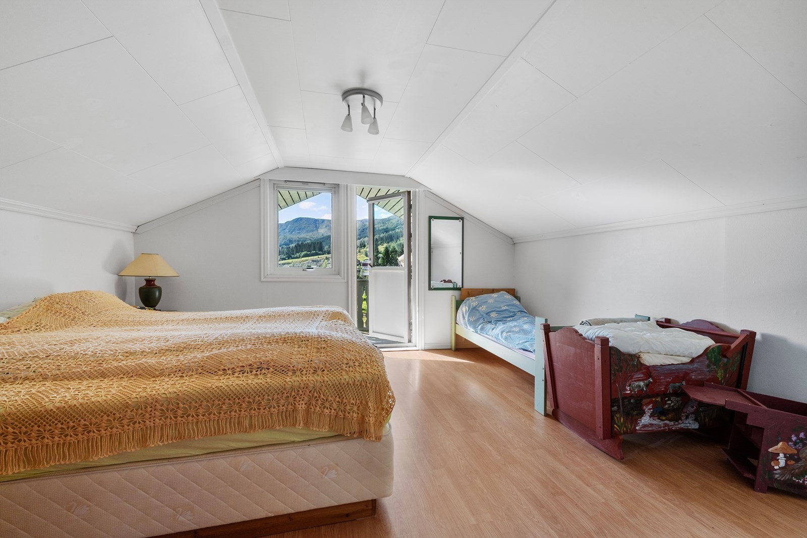 Soverom på loft med tilkomst til balkong. Galleribilde