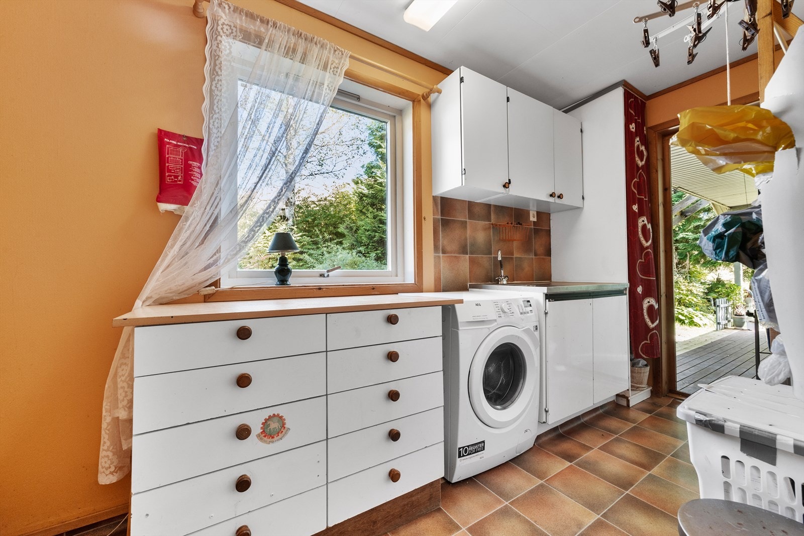 Vaskerommert ligger i tilknytning til kjøkkenet og har direkte utgang til hage. Galleribilde