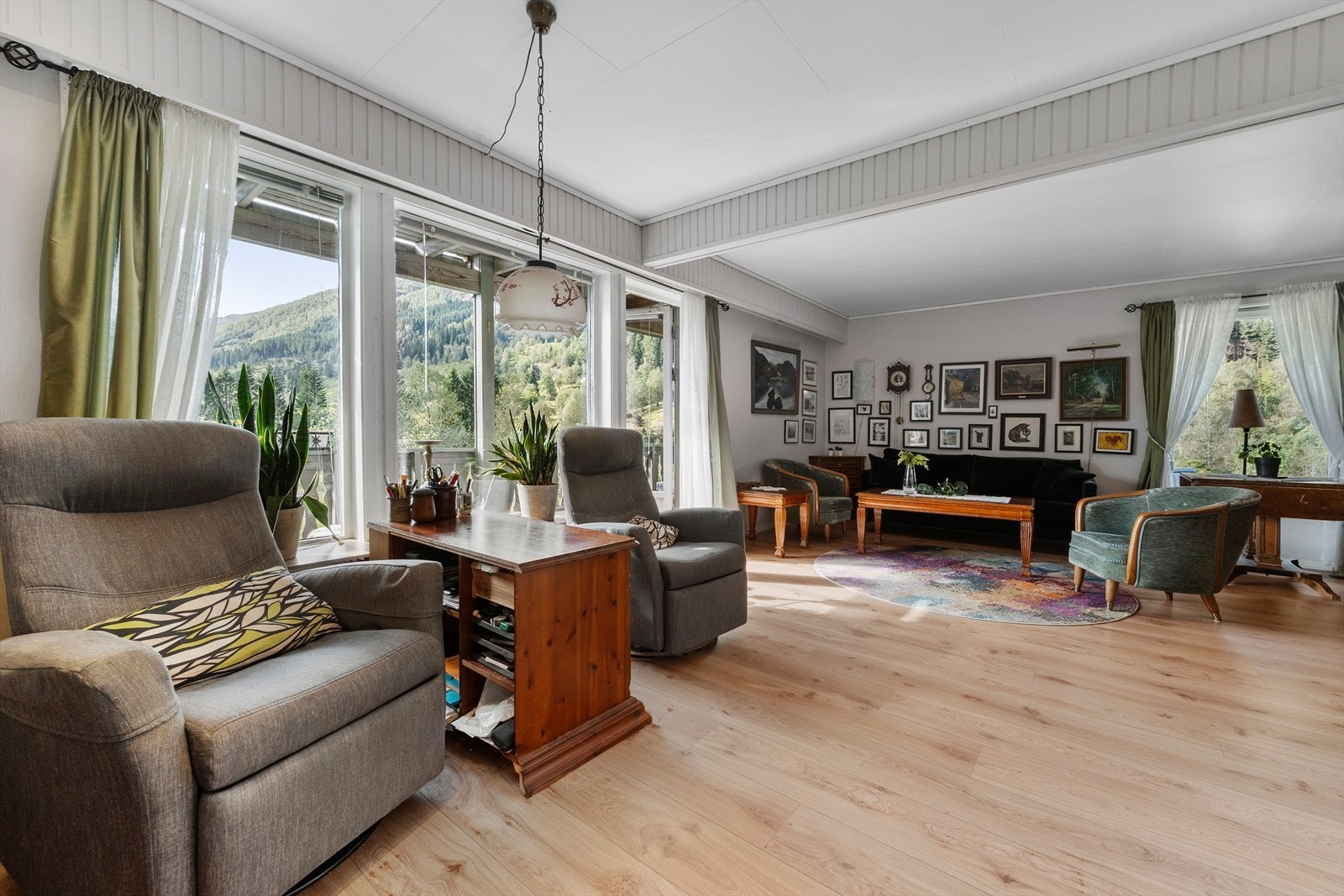 Store vindusflater gir mye naturlig lys. Fra stuen er det også adkomst til balkong. Galleribilde