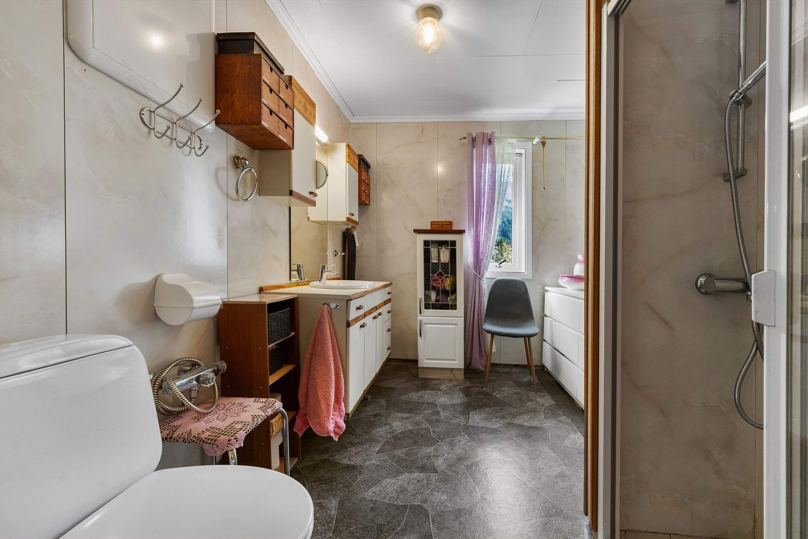 Bad i 1. etasje er innredet med servantskap med nedfelt servant, vegghengt toalett og
dusj. Galleribilde