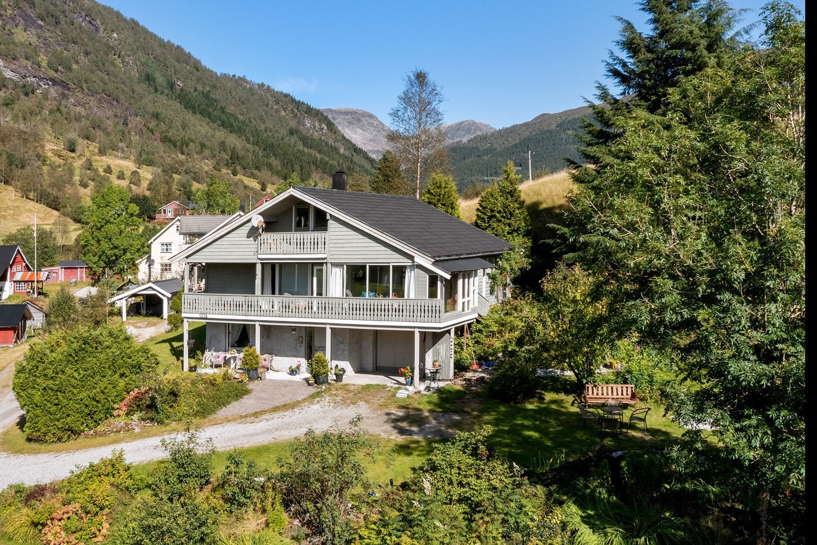 Gruslagt innkjørsel med parkeringsmuligheter. Galleribilde