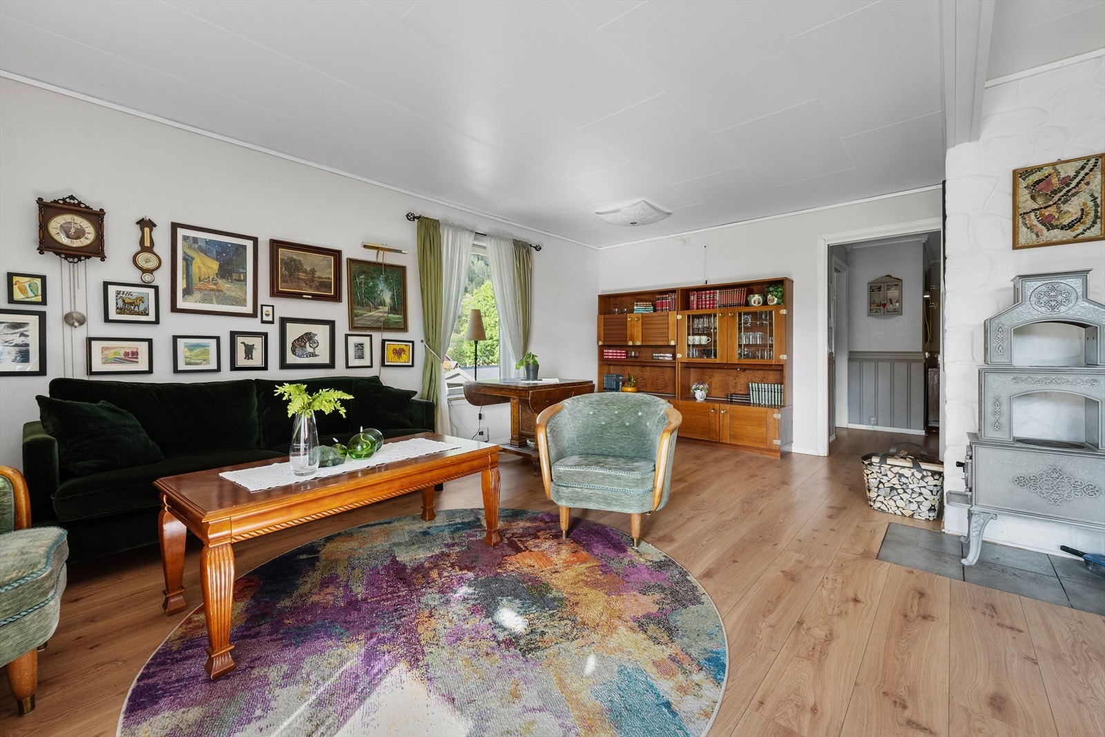 I stuen er det montert vedovn som gir lun varme på kalde vinterdager. Galleribilde