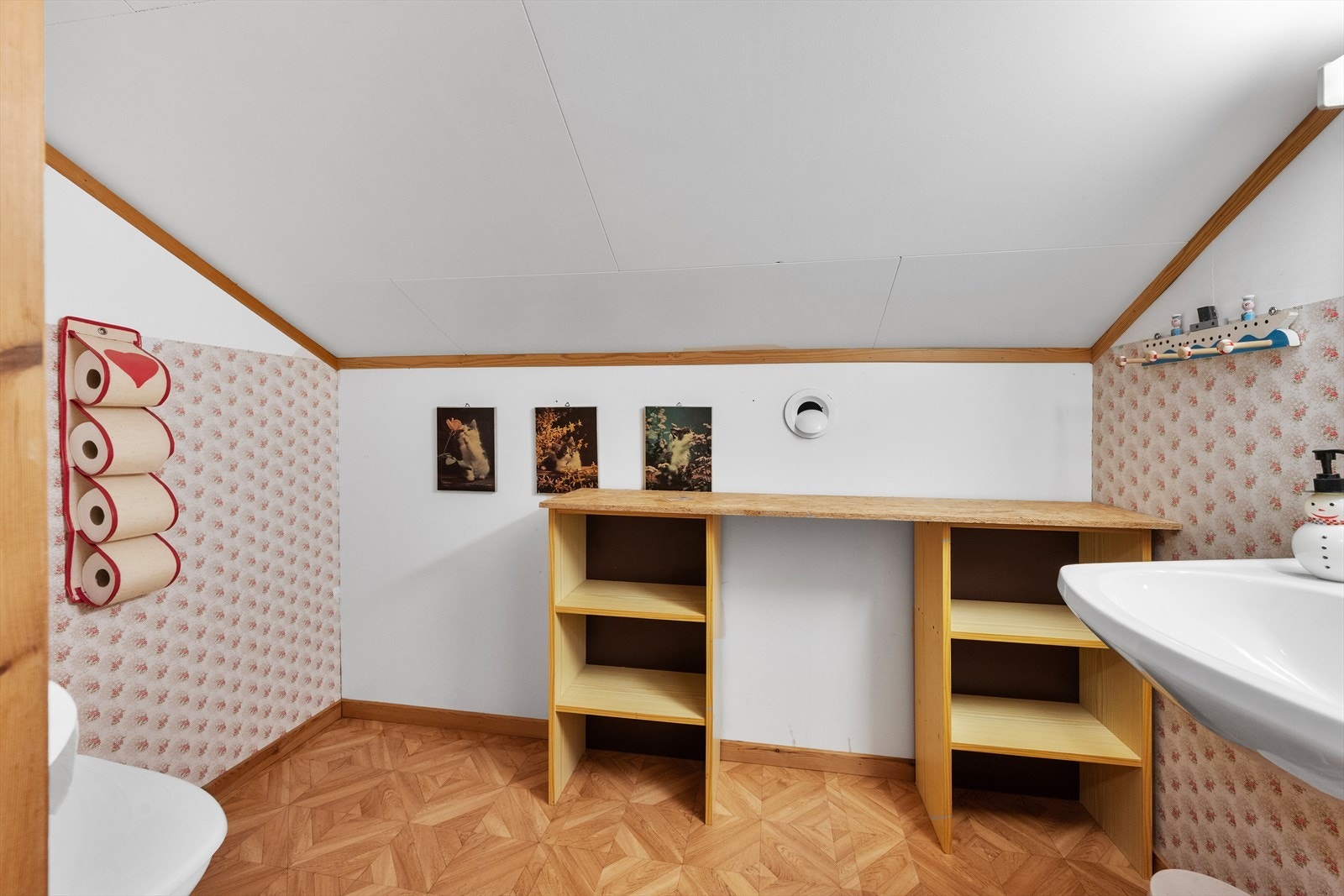 Toalettrom på loft. Galleribilde