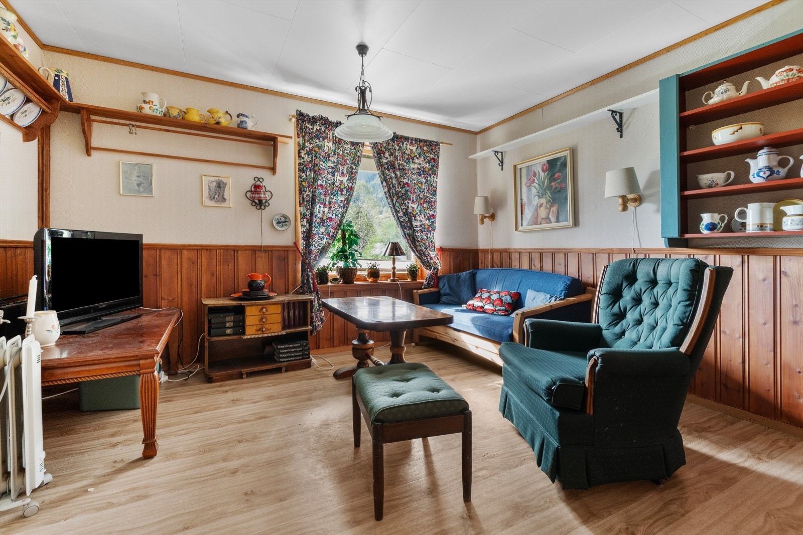 Disponibelt rom i underetasjen som er innredet til kjellerstue. Galleribilde