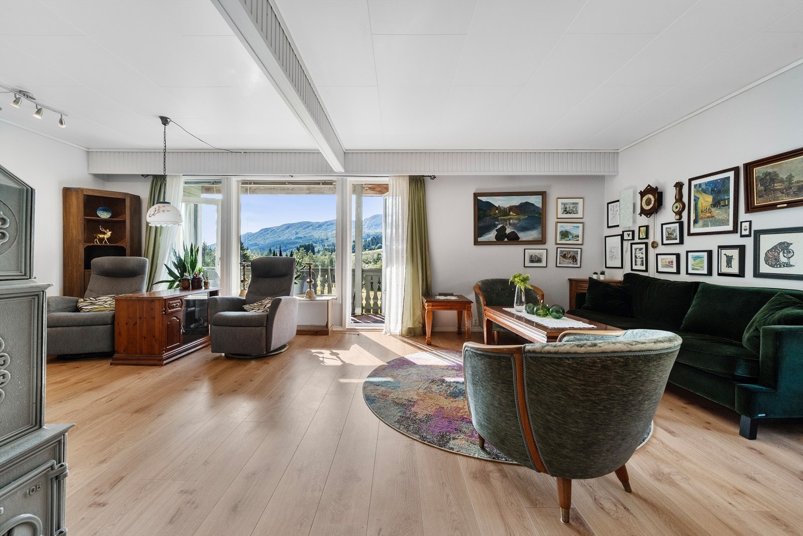 Romslig stue med muligheter for flere sittegrupper. Galleribilde