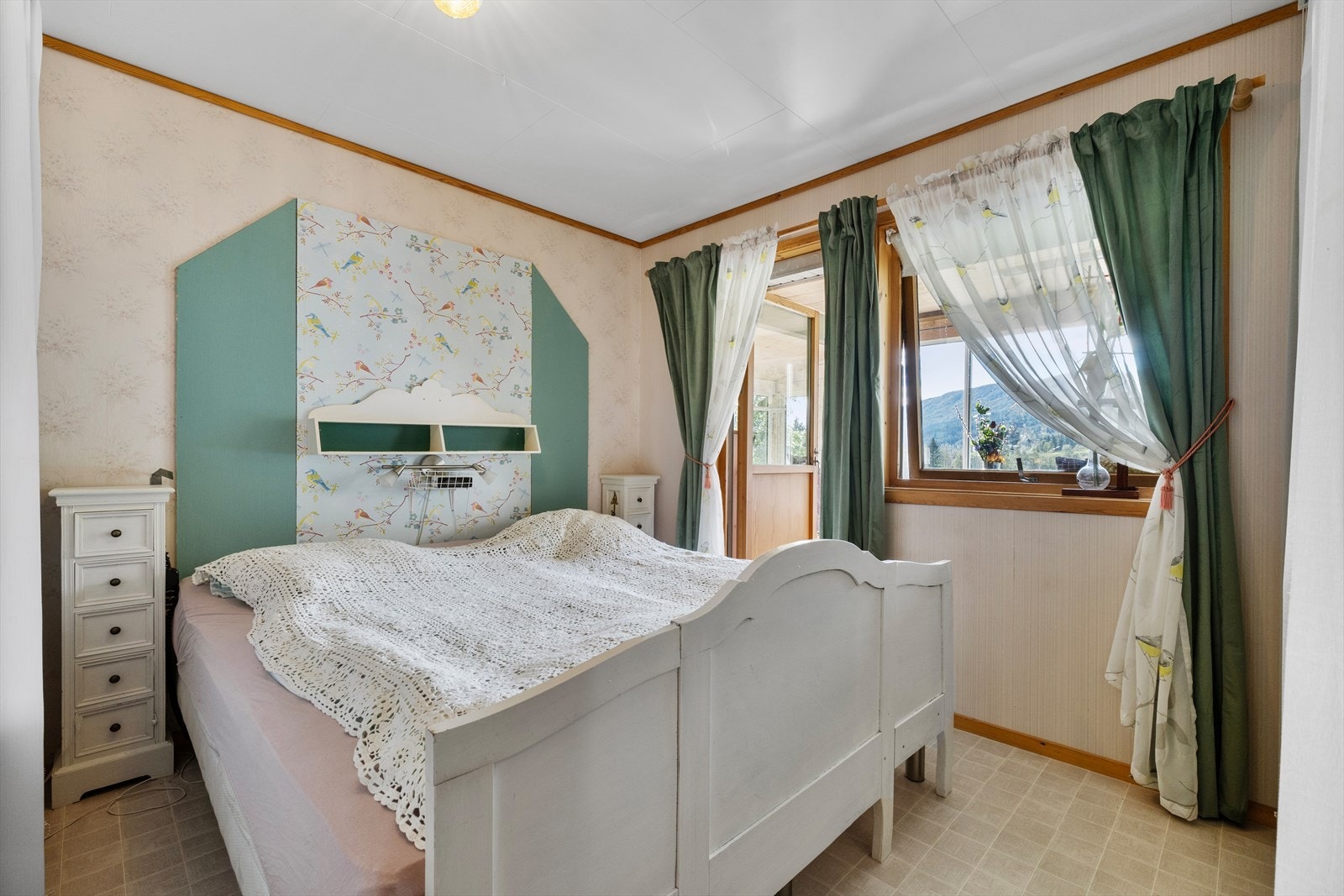 Det er opprinnelig 2 soverom i hovedetasjen og 2 på loftet. I underetasjen er det 1 soverom, samt et disponibelt rom som brukes til kjellerstue. Galleribilde