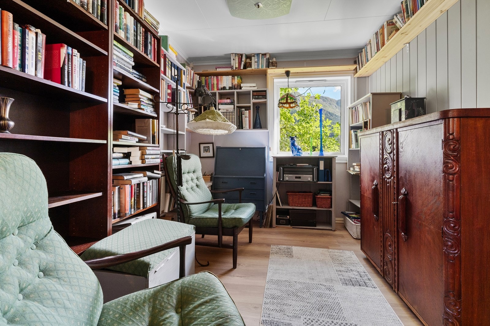 Biblioteket i hovedetasjen er opprinnelig et soverom. Galleribilde