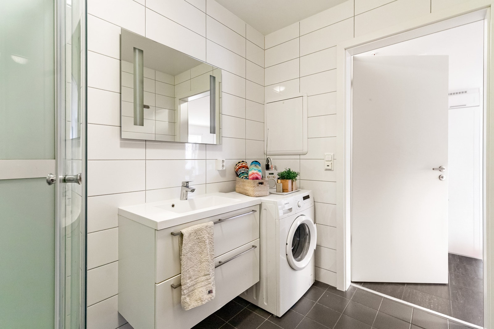God plass til vaskemaskin på badet Galleribilde