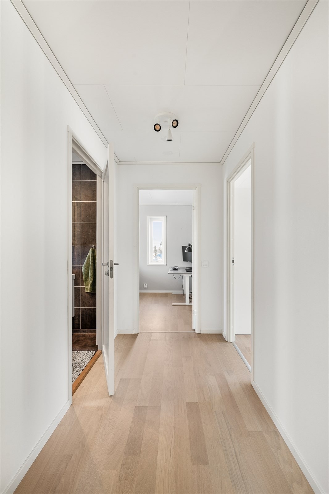 - Gangen er designet for en smidig overgang og enkel tilgang til bad nr. 2 og soverommene - Galleribilde