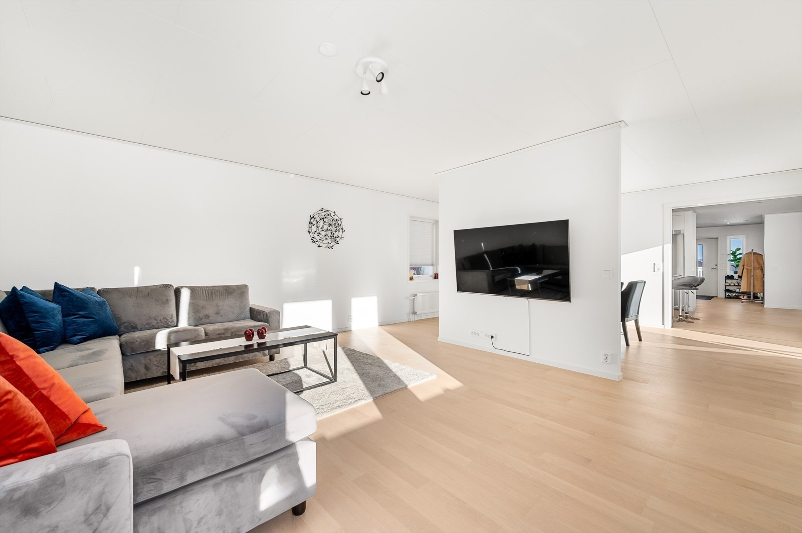 - En moderne stue med flere stikkontakter, radiatorer tilknyttet vannbåren varme og rikelig med naturlig lysinnslipp - Galleribilde