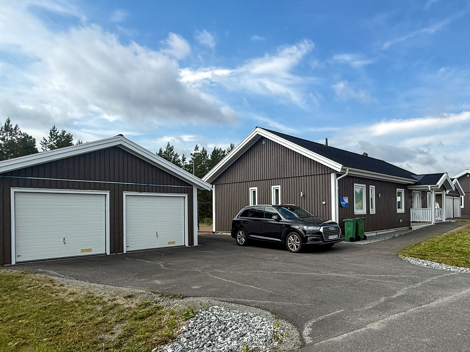 - Dobbelgarasje med parkeringsplass til to biler utenfor - Galleribilde