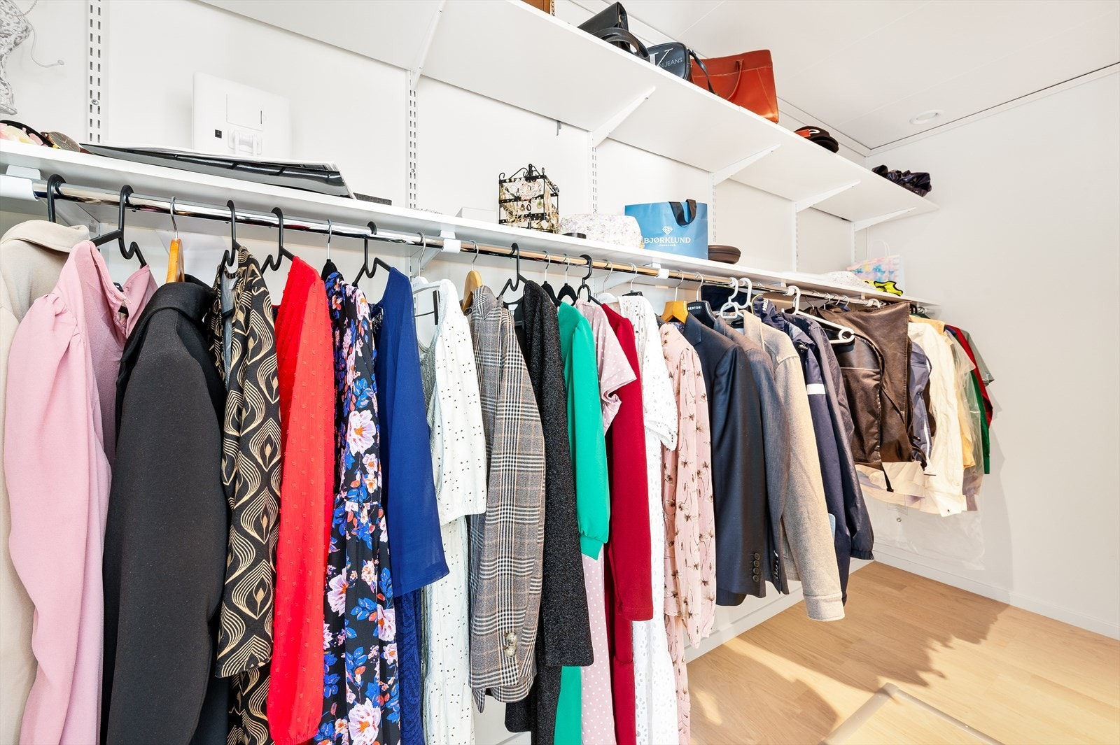 - Praktisk walk-in closet med adgang til krypkjeller for ekstra lagringsplass - Galleribilde