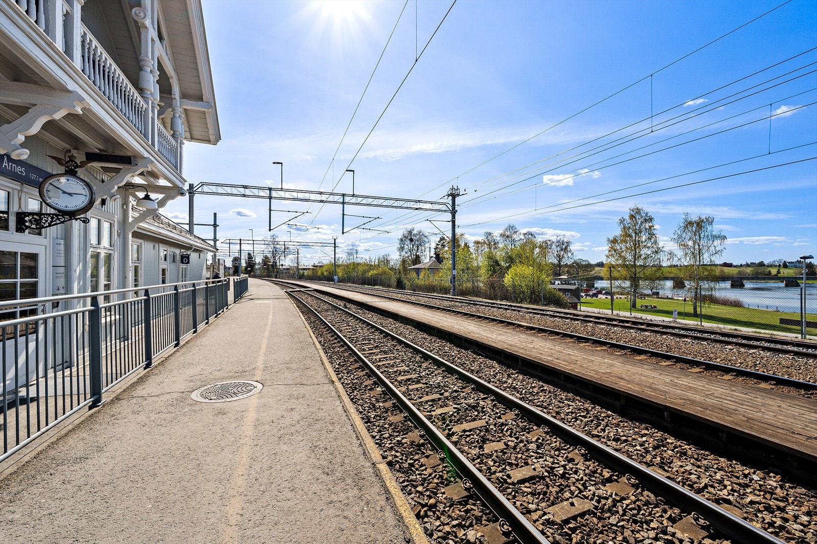 - Togstasjonen Årnes ligger i nærheten, og gir en praktisk jernbaneforbindelse - Galleribilde