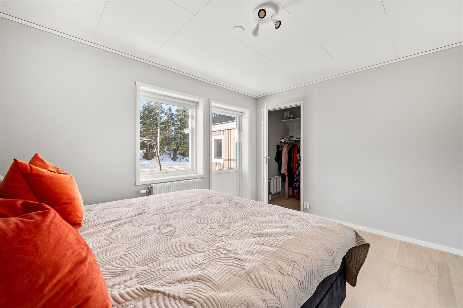 - Radiator og walk-in closet gir både god varme og praktisk oppbevaringsløsning på soverommet - Galleribilde