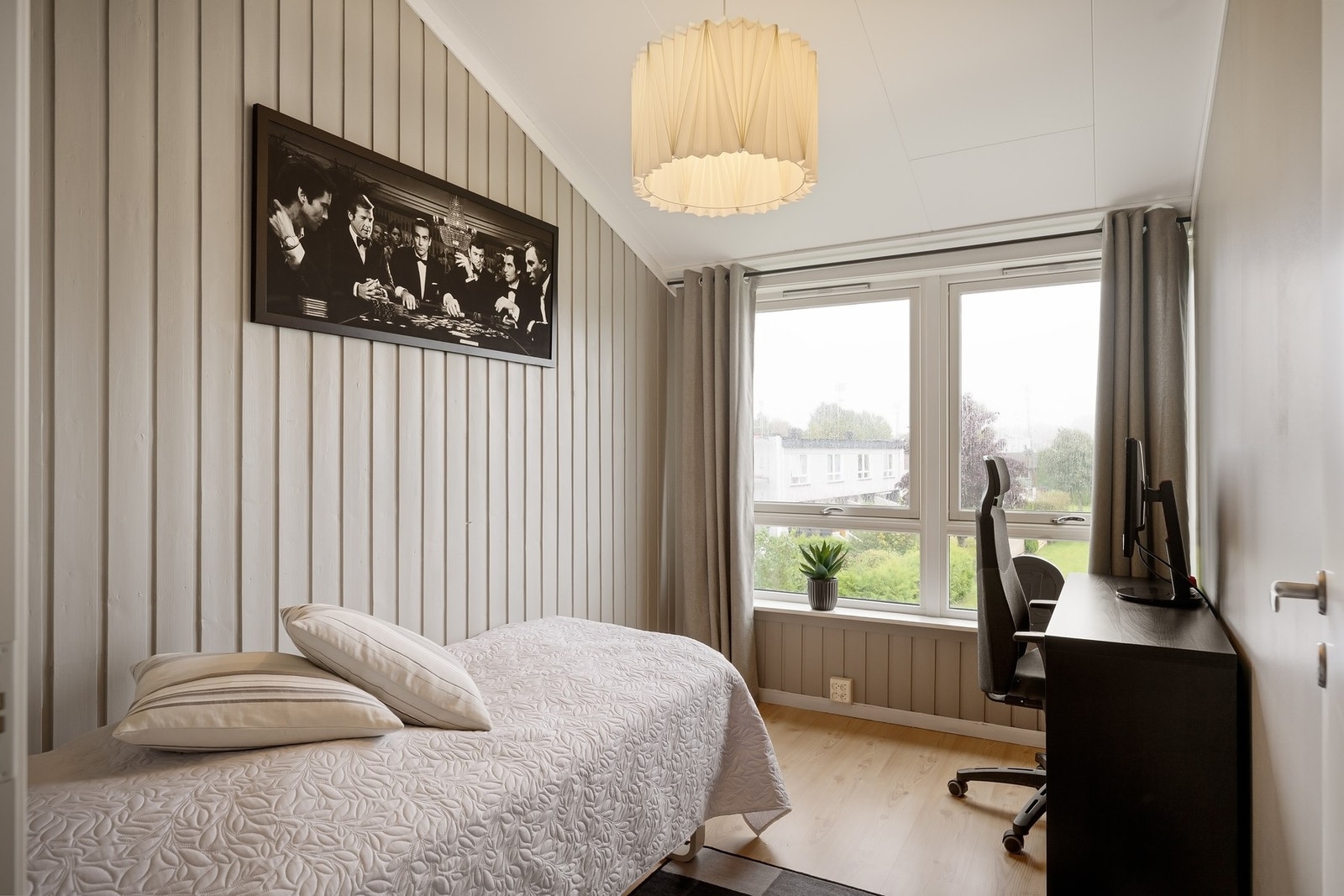 Soverom II med god plass til seng og skrivebord. Galleribilde