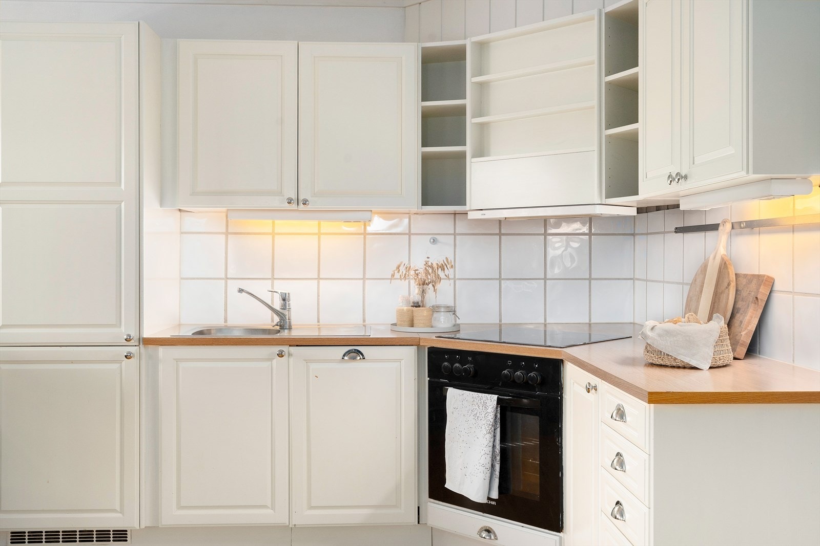 Kjøkkeninnredningen består av heltre, profilerte skapfronter med over- og underskap som gir god oppbevaringsplass. Galleribilde