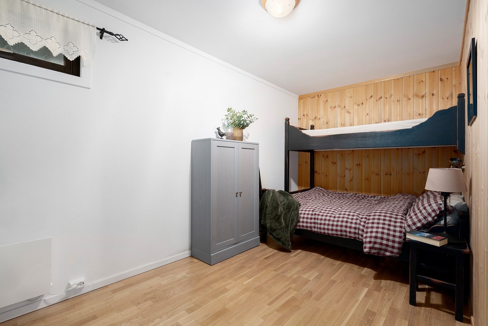 Disponibelt rom- benyttes i dag som soverom, men oppfyller ikke dagens krav til rømningsvei eller dagslysflate. Galleribilde