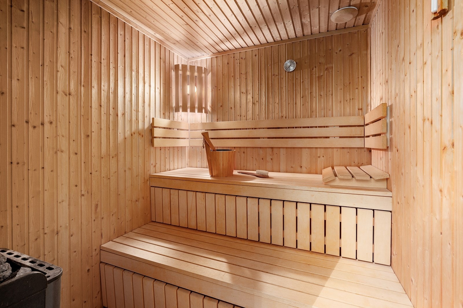 Elektrisk badstuovn fra Helo og plassbygde benker i 2 nivåer. Galleribilde